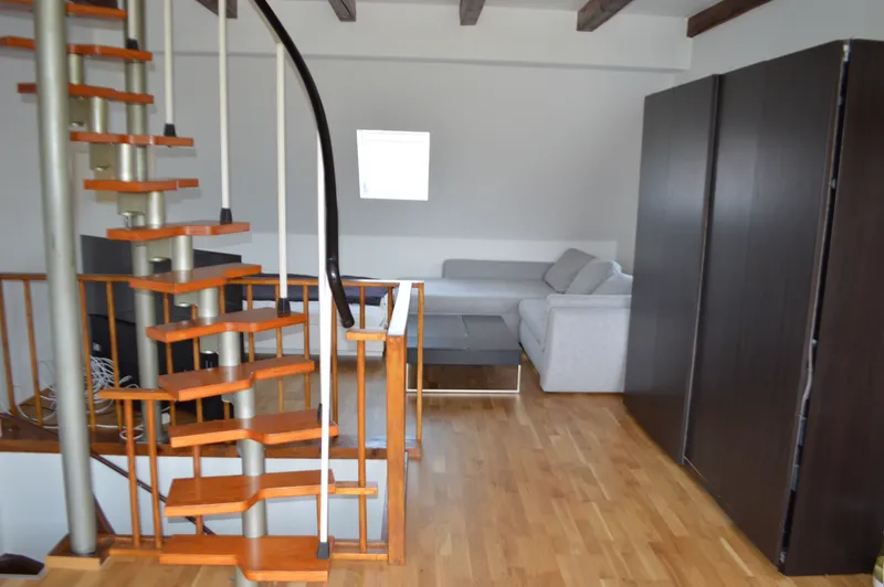 Möbliertes 1 Zimmer-Apartment im Dachgeschoß, mit großem Garten, für 12 Monate zu vermieten — photo 1